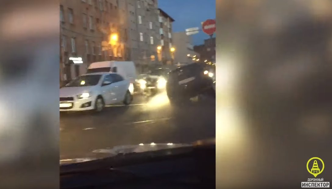 Кадр из видео «Дорожного инспектора» в YouTube
